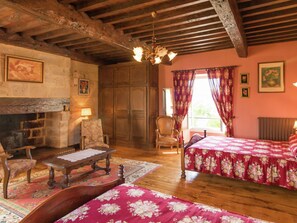 House | Room amenity - Historic Tower Home in Brignac (Brignac-la-Plaine)