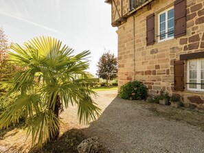 Property grounds - Historic Tower Home in Brignac (Brignac-la-Plaine)