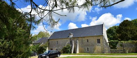 المنشأة من الخارج