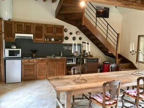 Dining - Riverside Retreat in Lantheuil (Ponts sur Seulles)