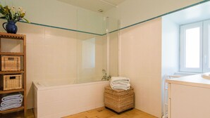 Ferienhaus | Badezimmer | Duschwanne, Handtücher
