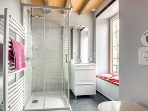 Rumah | Kamar mandi | Shower, pengering rambut,  dan handuk