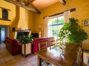 House | Living room - Poolside Haven in Salles (Salles-de-Belvès)