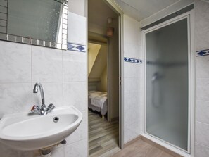 Bathroom - Holiday Home in Le Moustoir With Garden, Terrace, Fireplace (Le Moustoir)