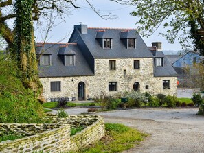 Exterior - Holiday Home in Le Moustoir With Garden, Terrace, Fireplace (Le Moustoir)