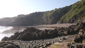 A rocky beach with a clear sky. - Charming Brittany Hideaway (Yvias)