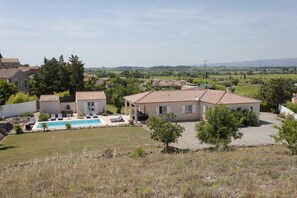 A residential property with a swimming pool, multiple buildings, and a view of the countryside. - Spacious Villa With Heated Pool and EV Charger (Castelnau-d'Aude)