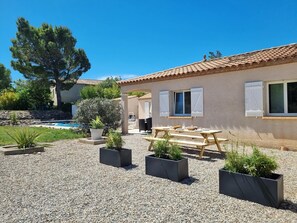 Villa | Exterior - Spacious Villa With Heated Pool and EV Charger (Castelnau-d'Aude)