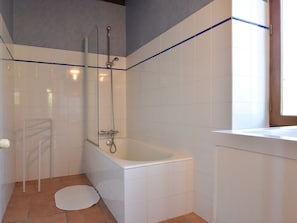 Ferienhaus | Badezimmer | Duschwanne