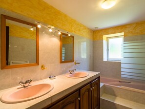 Bathroom - Holiday Home in the Forest, With Private Pool, 15km From Périgueux (Sanilhac)
