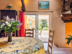 Dining - Holiday Home in the Forest, With Private Pool, 15km From Périgueux (Sanilhac)
