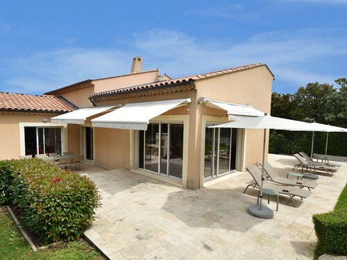 Attractive Holiday Home in Vézénobres With Swimming Pool