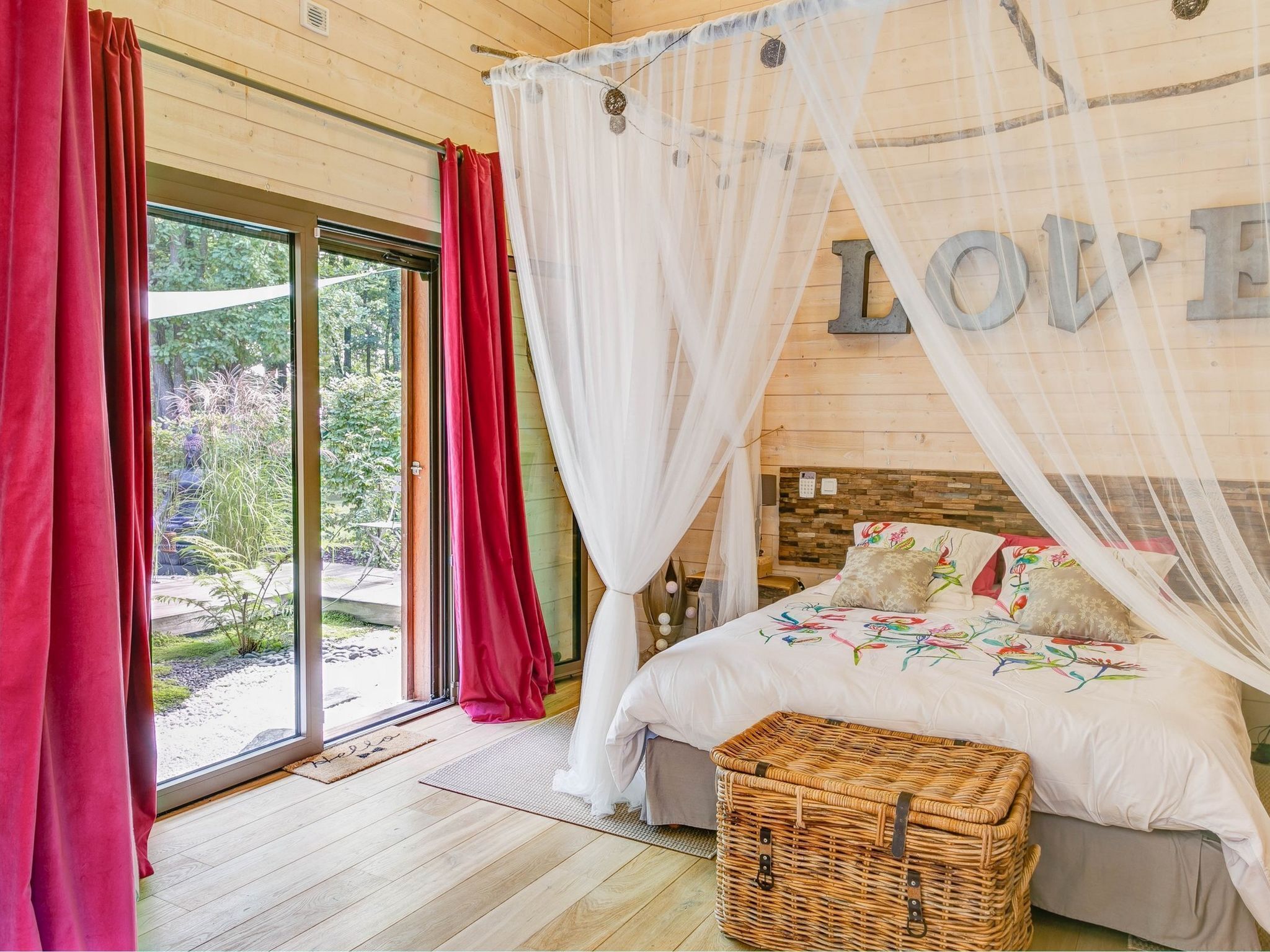 Rumah | 2 kamar tidur, tempat tidur bayi, dan seprai linen