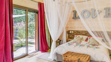 Rumah | 2 kamar tidur, tempat tidur bayi, dan seprai linen