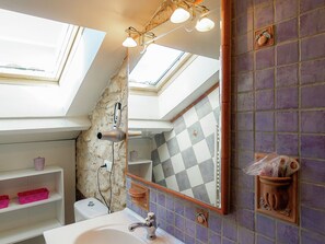 Shower, towels - Quaint Mansion in Aquitaine With Jacuzzi (Corgnac-sur-l'Isle)