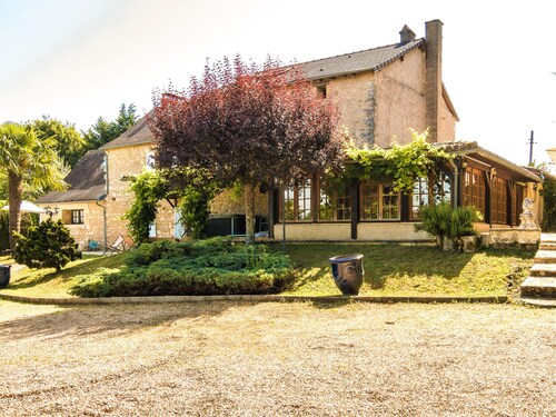 Quaint Mansion in Aquitaine With Jacuzzi