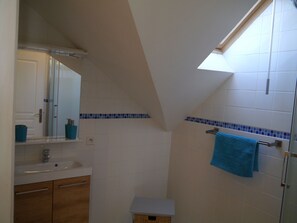 Bathroom - Charming and Modern Gîte With Heated Swimming Pool in Rural Setting Near Angers (Montreuil-sur-Maine)