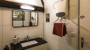 House | Bathroom | Shower, towels - Cozy Holiday Home With Private Garden in Savignac-lédrier (Savignac-Ledrier)