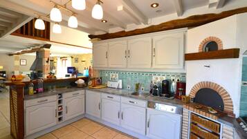 House | Dapur peribadi | Peti sejuk, kerusi tinggi