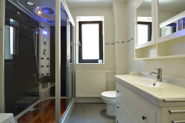 Apartment | Bathroom - Lovely Modern Apartment, Near the Mosel, Shops and Restaurants (Zell (Mosel))
