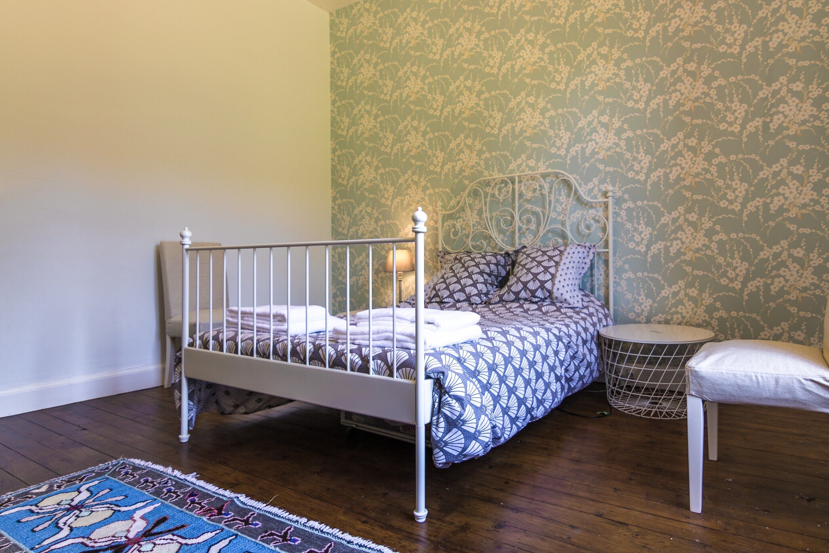 House | 4 bedrooms, individually furnished, iron/ironing board, bed sheets