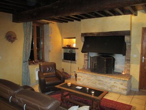 Living room - Holiday Home in Isenay Near Lake and Forest (Isenay)