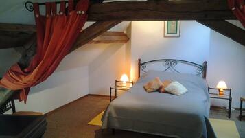 House | 1 bedroom, individually furnished, bed sheets