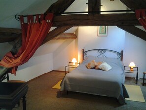 House | 1 bedroom, individually furnished, bed sheets - Holiday Home in Isenay Near Lake and Forest (Isenay)