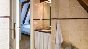 House | Bathroom - Large Luxury Country House With Private Pool and Stunning View (Marminiac)
