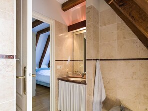 Ferienhaus | Badezimmer | Badewanne, Handtücher