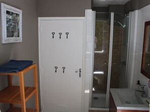 Buồng tắm vòi sen, khăn tắm 