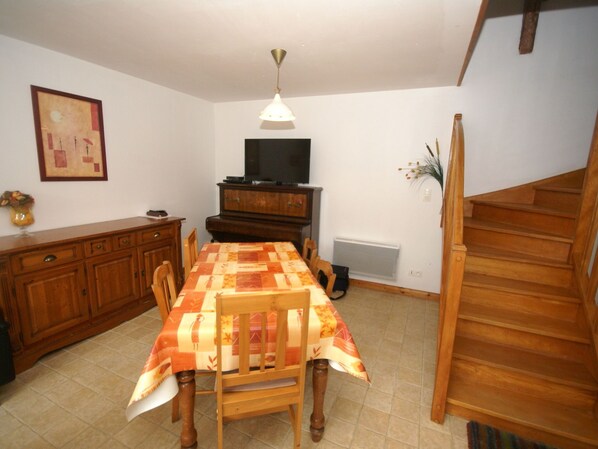 Dining - Family Country Cottage in Brainville (Brainville)