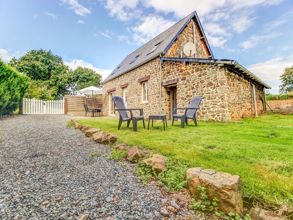 House | Balcony - Family Country Cottage in Brainville (Brainville)