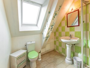 House | Bathroom - Family Country Cottage in Brainville (Brainville)