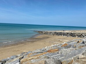 A beach with a rocky breakwater and calm sea. - Family Country Cottage in Brainville (Brainville)