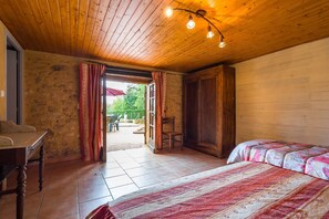 5 bedrooms, individually furnished, bed sheets - Blanquefort Hill Retreat (Blanquefort-sur-Briolance)