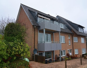 A modern two-story residential building with a balcony, large windows, and a satellite dish. - Apartment Near the ski Area (Medebach)