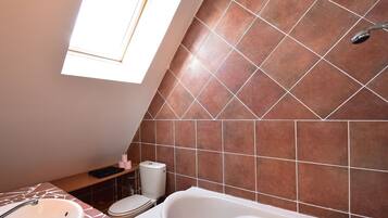 House | Bathroom | Combined shower/bathtub, towels