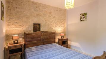 3 bedrooms, individually furnished, iron/ironing board, bed sheets