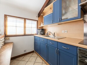 Private kitchen - Charming Home With Orchard (Montaigu-la-Brisette)