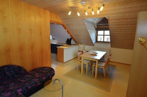 Apartment | Dining - Homely Apartment with BBQ in Riedenburg Prunn near Forest (Riedenburg)