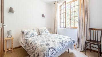 House | 2 bedrooms, individually furnished, bed sheets