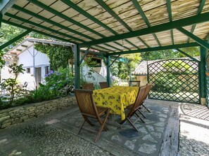 Balcony - Holiday Home in Laluque With Terrace, Garden and Barbecue (Laluque)