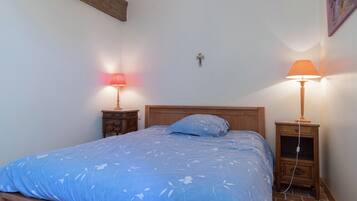 House | 2 bedrooms, individually furnished, iron/ironing board, bed sheets