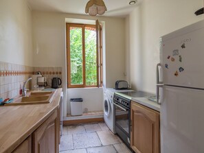 House | Dapur peribadi | Ketuhar gelombang mikro, mesin basuh pinggan mangkuk 