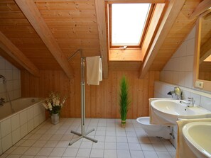 Apartment | Bathroom - Cushy Apartment with Hot Tub, Sauna, Solarium, BBQ, Balcony (Waldkirchen)