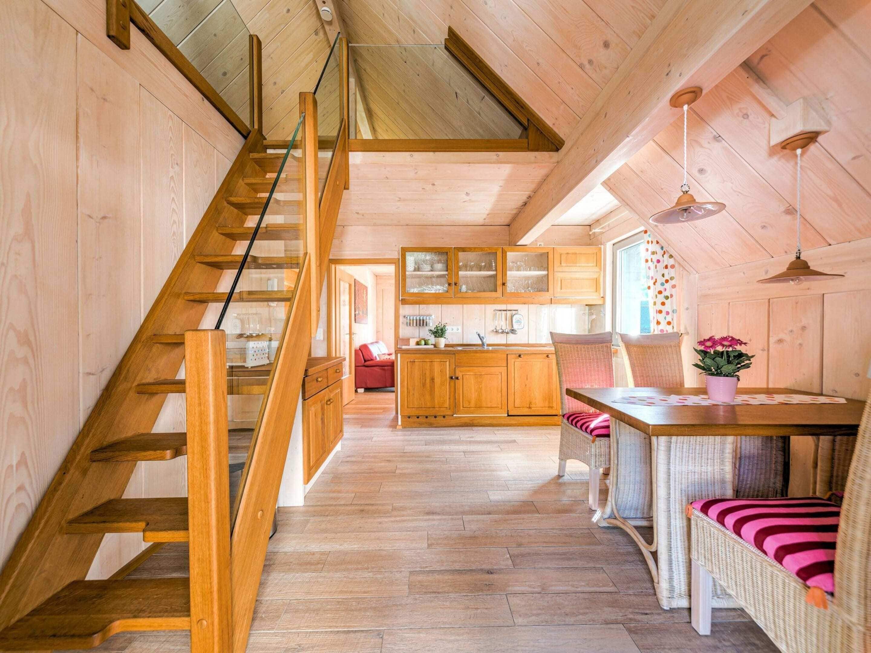 Apartemen | Dapur pribadi | Ketel listrik dan kursi makan untuk bayi