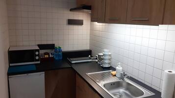 Kylskåp, mikrovågsugn, spishäll och kaffe- och tebryggare