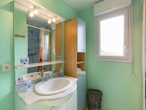 House | Bathroom - Lovely Holiday Home With Private Garden in Normandy (Saint-Germain-sur-Ay)