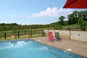 Una piscina techada, una piscina al aire libre